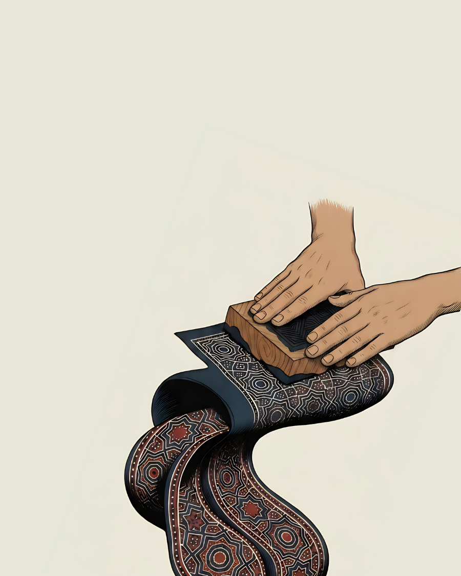 Illustration Kaari Paris – le motif Ajrakh imprimé à la main au tampon de bois se transforme en bague Ajrakh Noir, symbole du savoir-faire artisanal de Jaipur