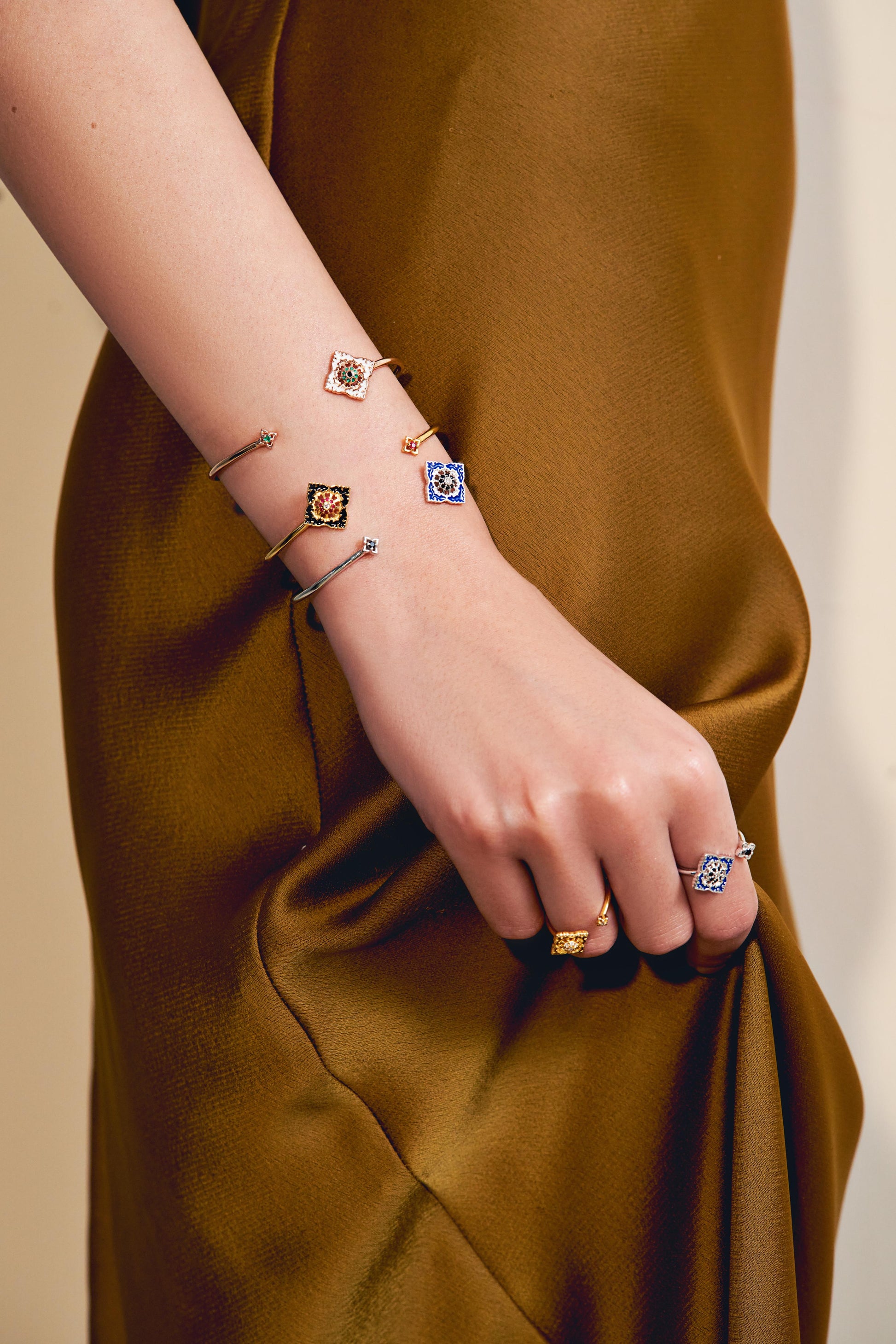 Bracelet Jonc Ajrakh Noir en argent 925 doré or jaune 18K, diamant naturel et rubis naturel – Kaari Paris