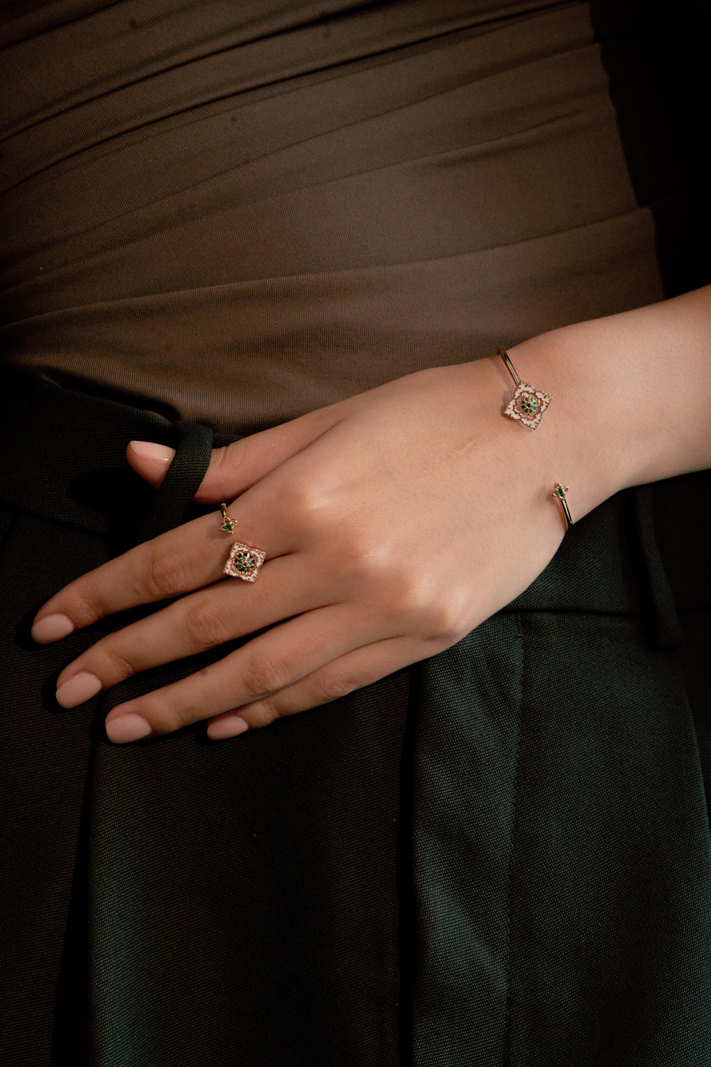 Bracelet Jonc Ajrakh Rosé en argent 925 doré or rose 18K, diamant noir naturel et émeraude naturelle – Kaari Paris