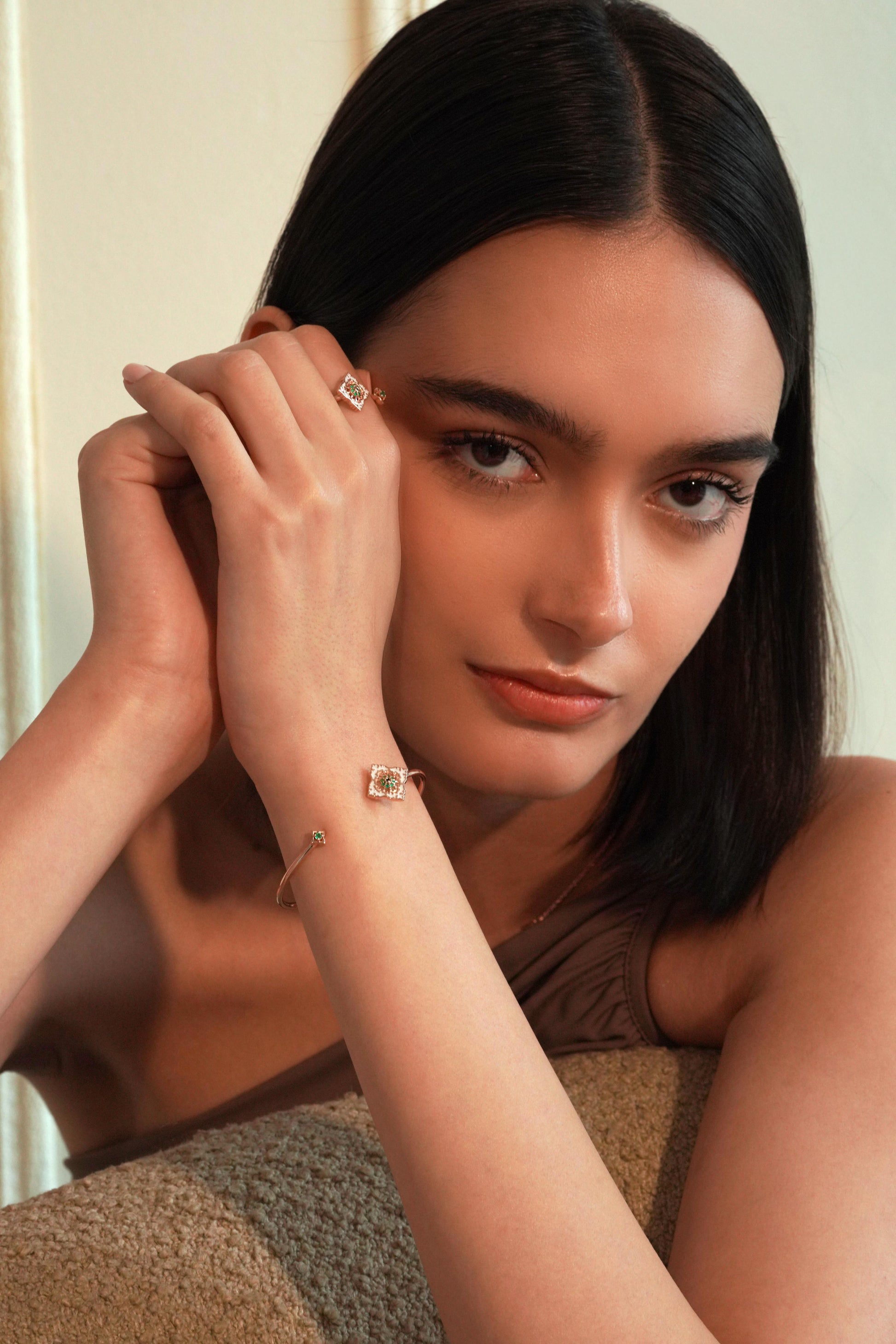 Bracelet Jonc Ajrakh Rosé en argent 925 doré or rose 18K, diamant noir naturel et émeraude naturelle – Kaari Paris