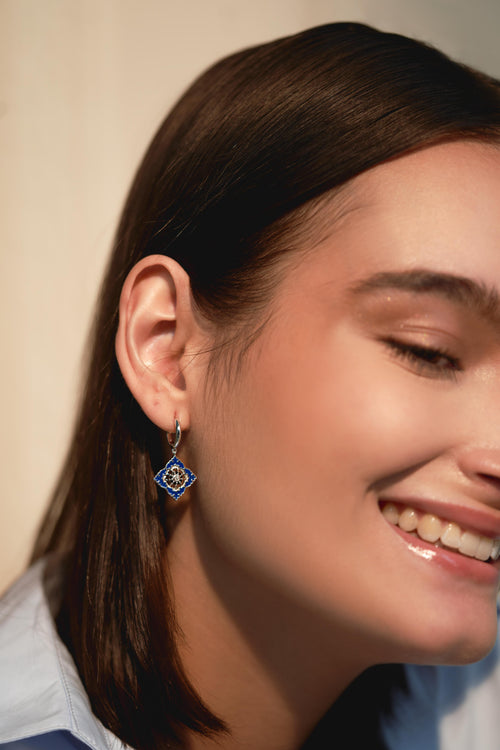 Boucles d'oreilles Ajrakh Bleu en argent 925 rhodié, diamant naturel et spinelle noire naturelle – Kaari Paris