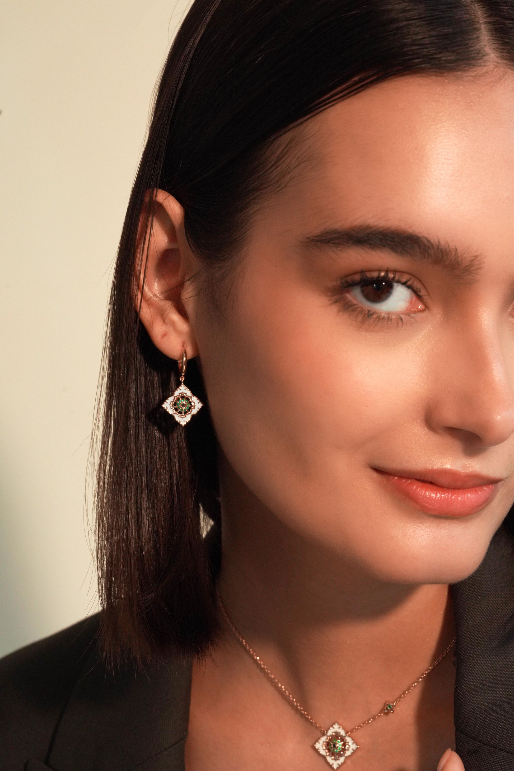 Boucles d'oreilles Ajrakh Rosé en argent 925 doré or rose 18K, diamant noir naturel et émeraude naturelle – Kaari Paris