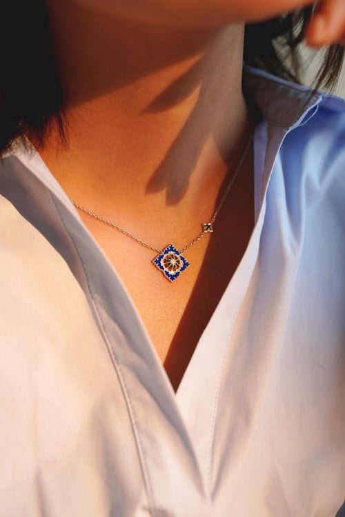 Pendentif Ajrakh Bleu en argent 925 rhodié, diamant naturel et spinelle noire naturelle – Kaari Paris