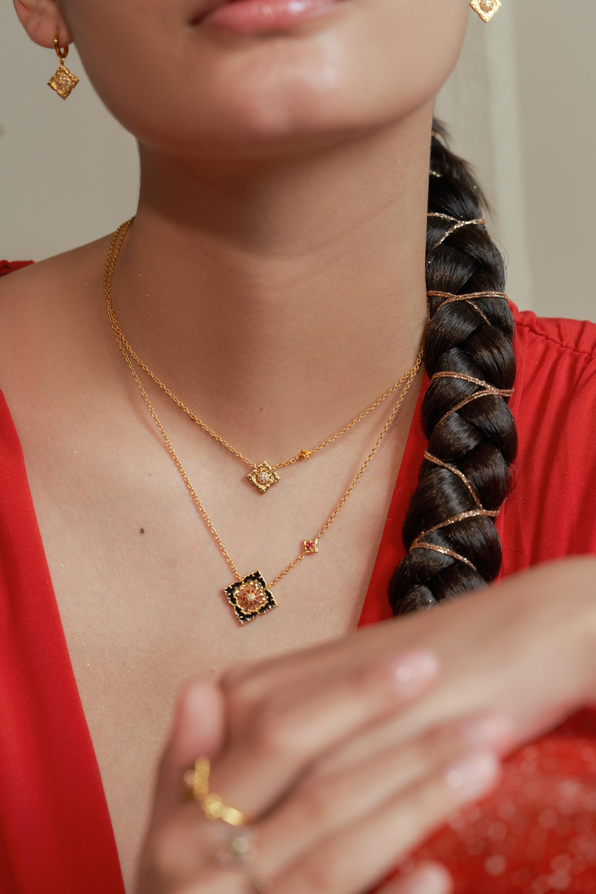 Pendentif Ajrakh Noir en argent 925 doré or jaune 18K, diamant naturel et rubis naturel – Kaari Paris