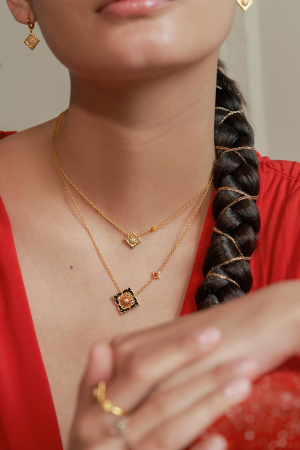 Pendentif Ajrakh Noir en argent 925 doré or jaune 18K, diamant naturel et rubis naturel – Kaari Paris