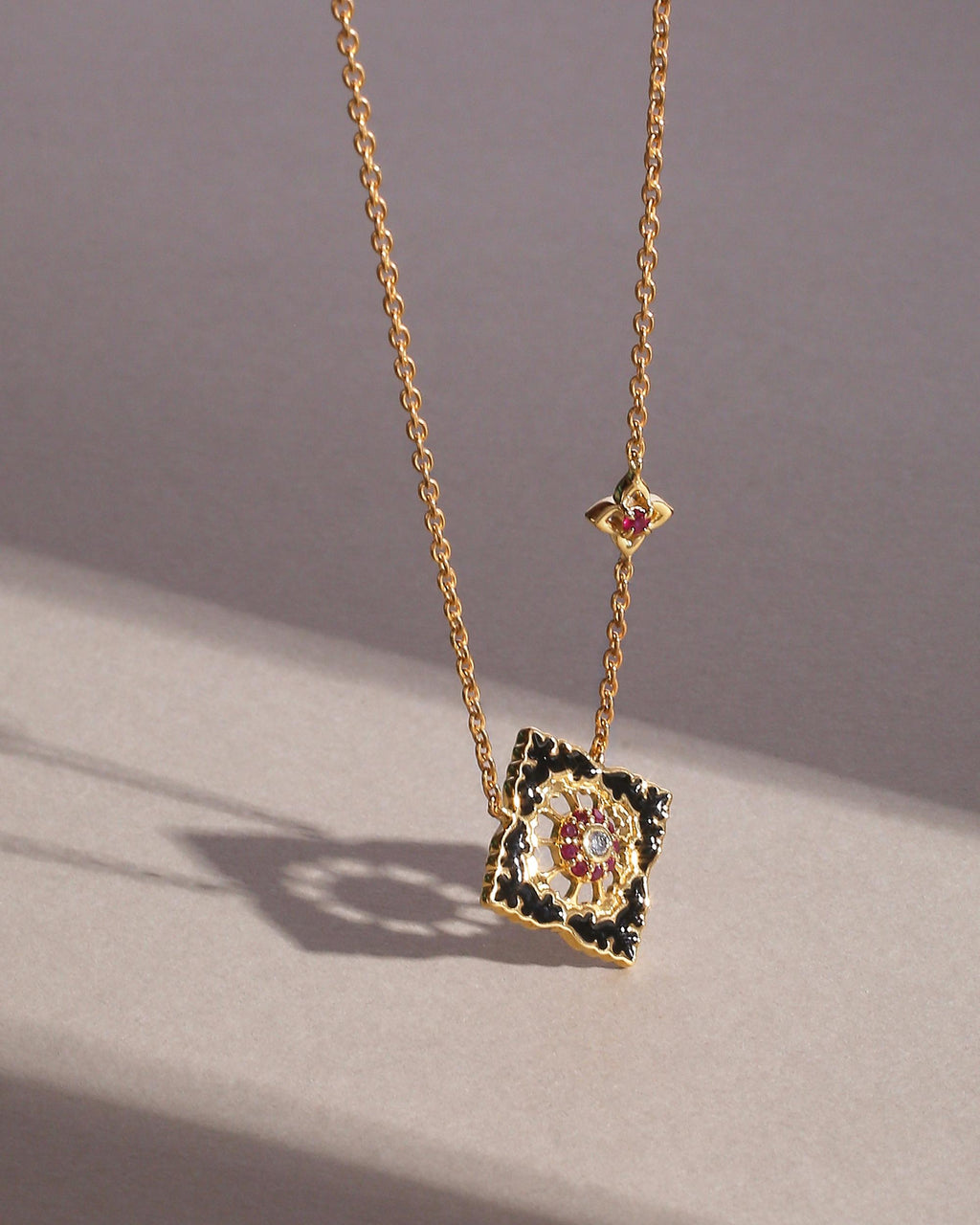 Pendentif Ajrakh Noir en argent 925 doré or jaune 18K, diamant naturel et rubis naturel – Kaari Paris