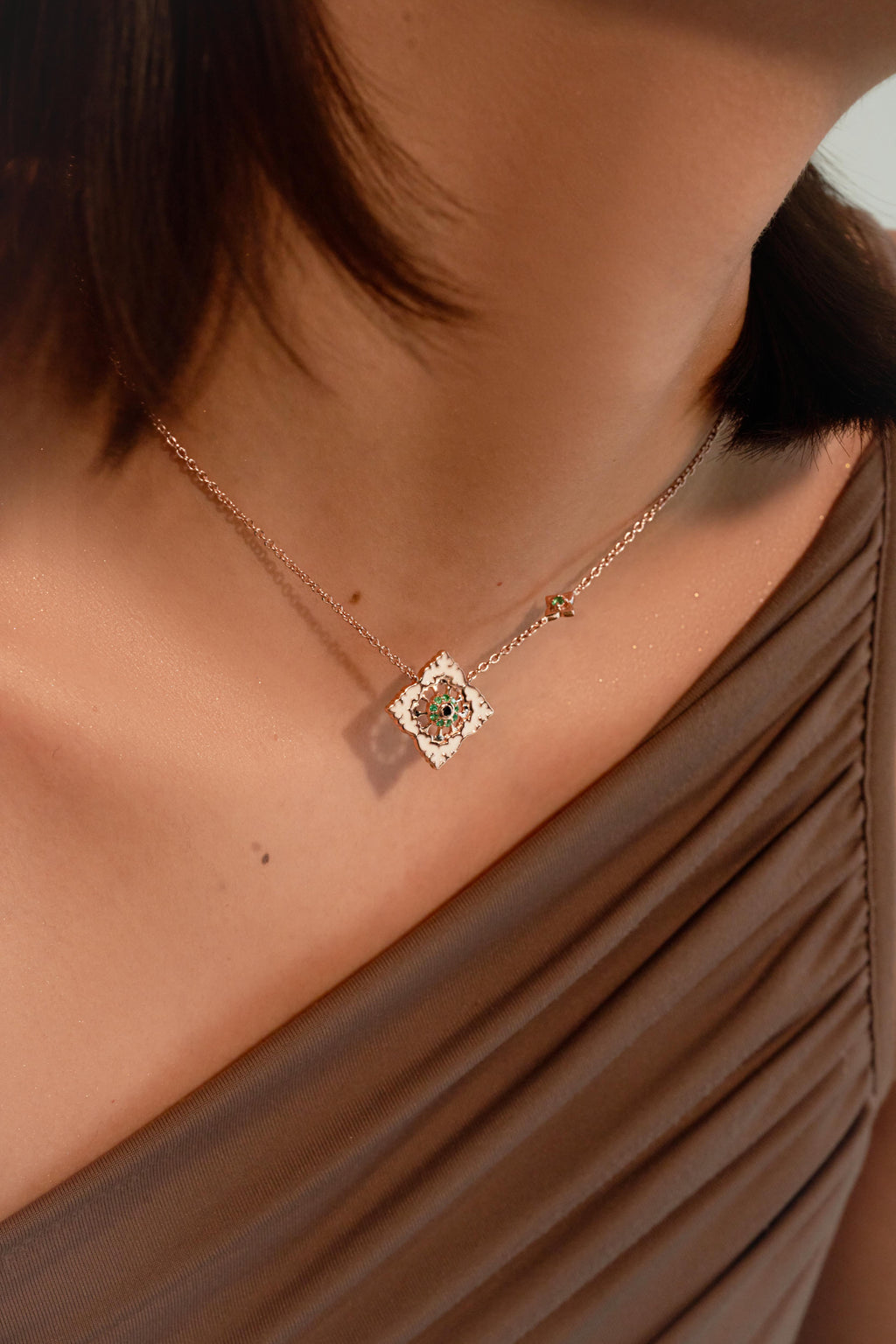 Pendentif Ajrakh Rosé en argent 925 doré or rose 18K, diamant noir naturel et émeraude naturelle – Kaari Paris