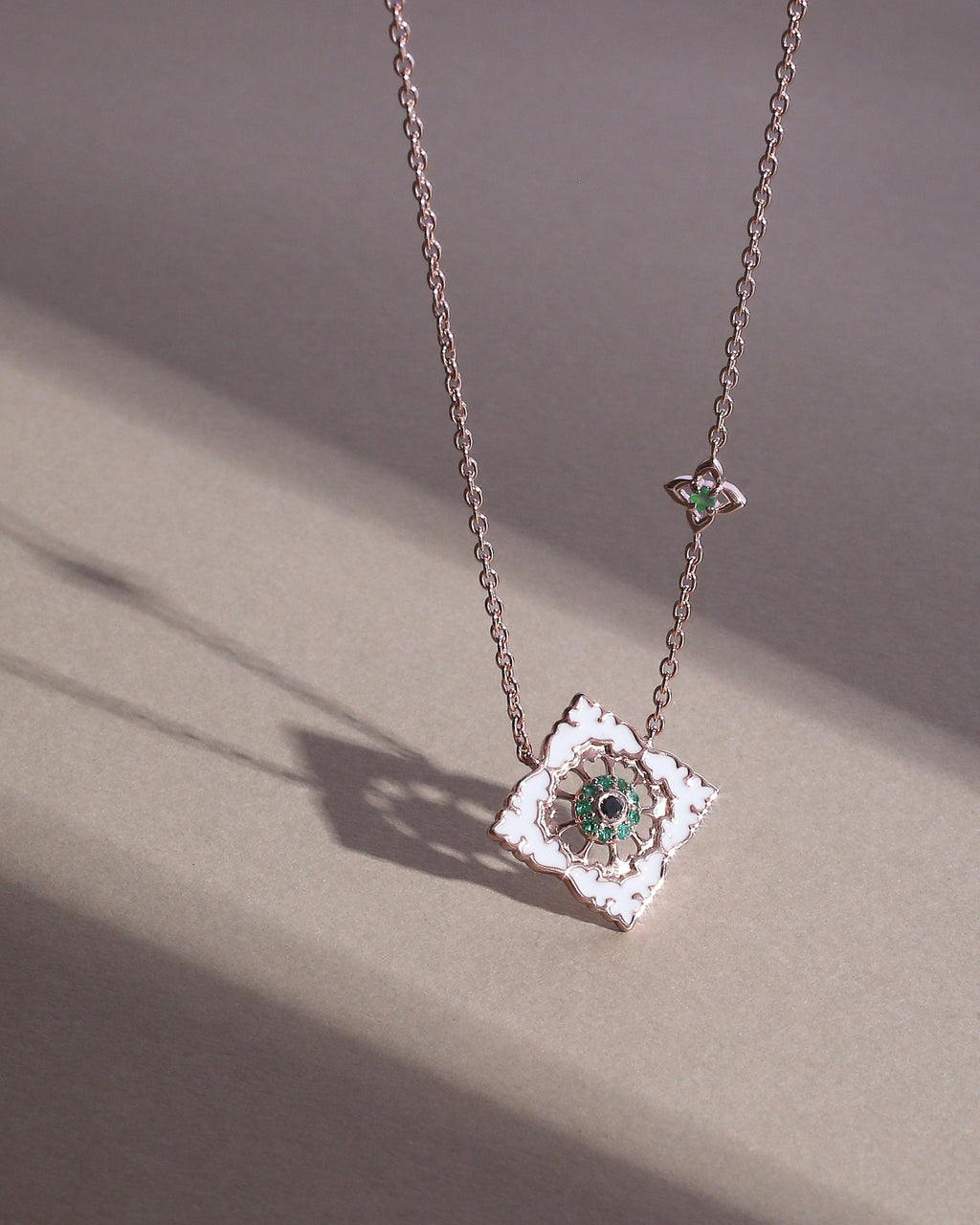 Pendentif Ajrakh Rosé en argent 925 doré or rose 18K, diamant noir naturel et émeraude naturelle – Kaari Paris