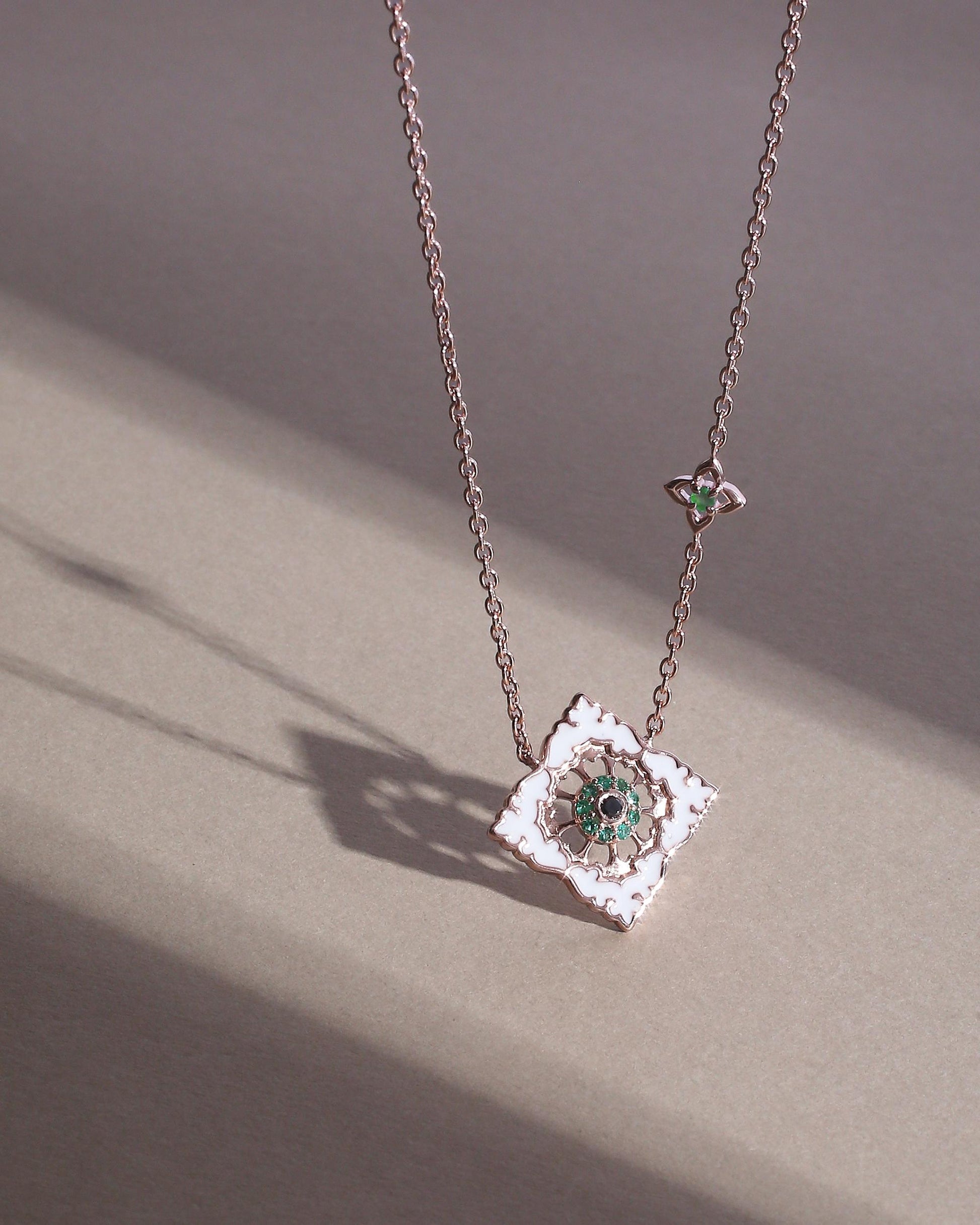 Pendentif Ajrakh Rosé en argent 925 doré or rose 18K, diamant noir naturel et émeraude naturelle – Kaari Paris