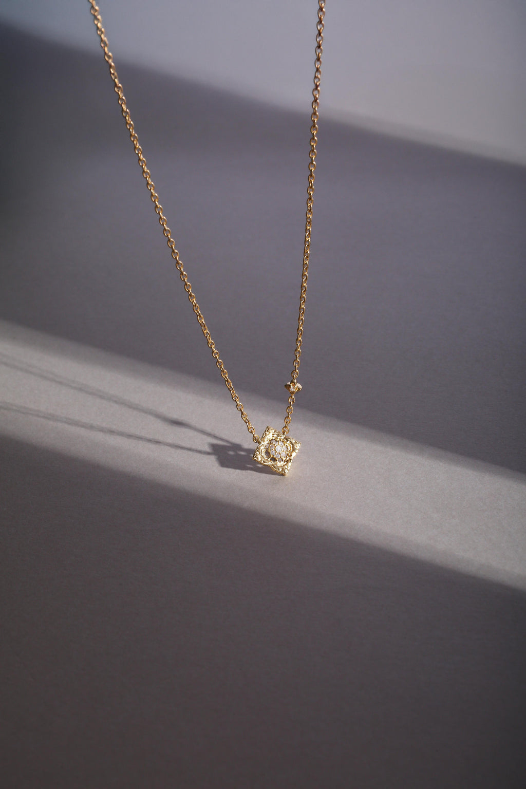 Pendentif Ajrakh Soleil en or jaune 14K massif, diamant naturel – Kaari Paris
