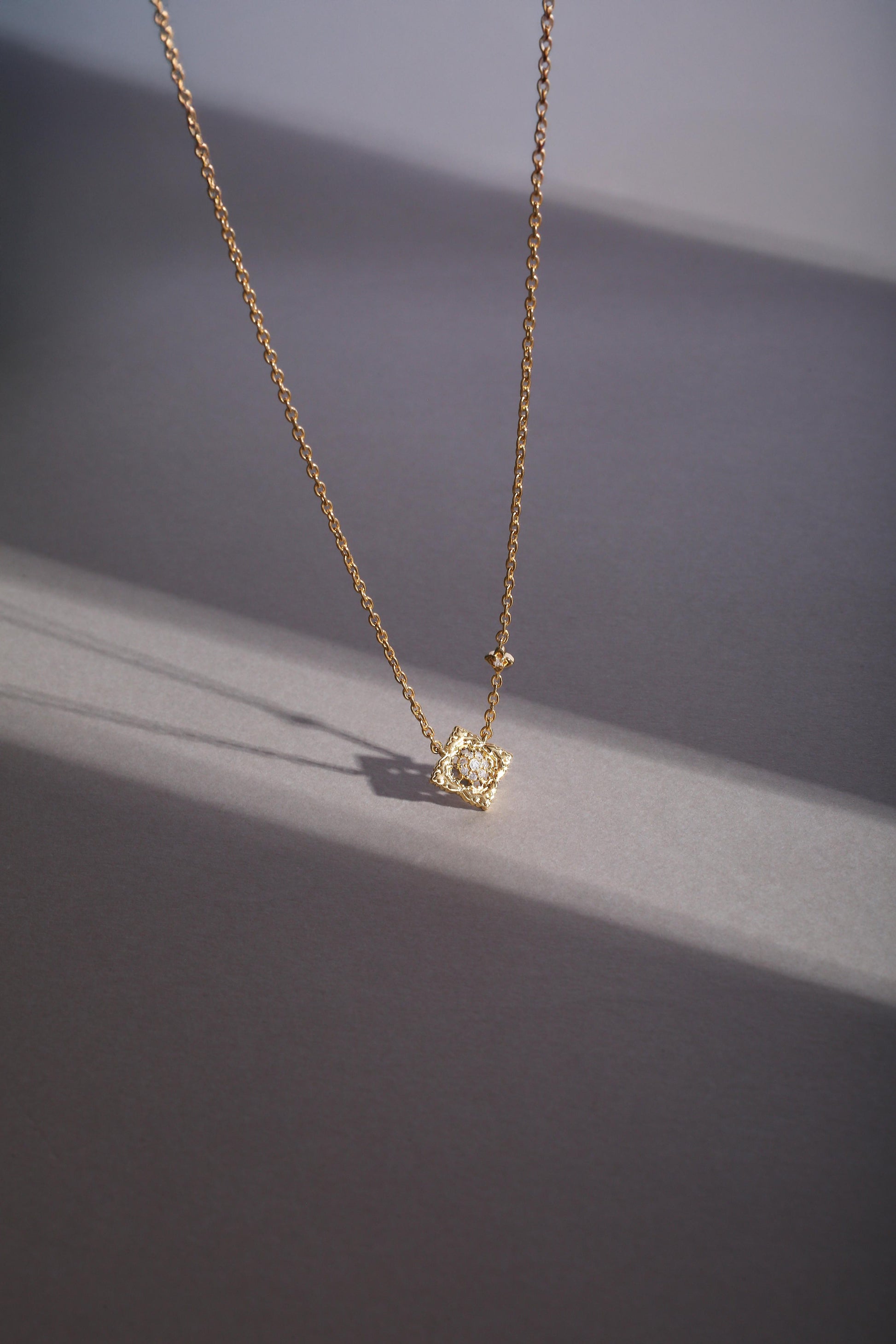Pendentif Ajrakh Soleil en or jaune 14K massif, diamant naturel – Kaari Paris