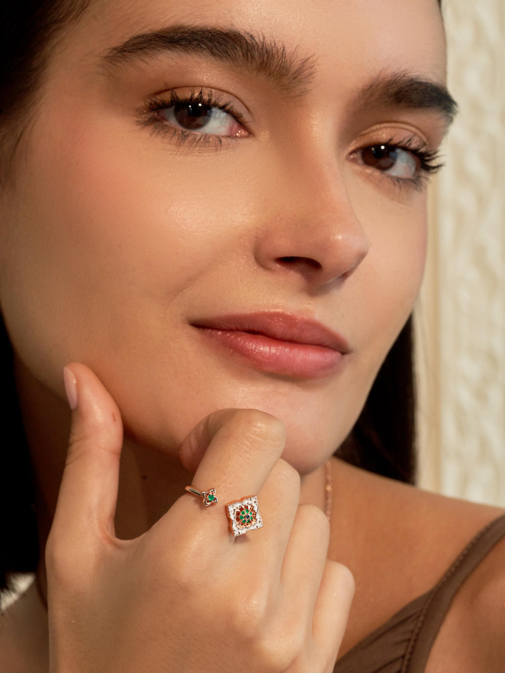 Bague Ajrakh Rosé en argent 925 doré or rose 18K, diamant noir naturel et émeraude naturelle – Kaari Paris